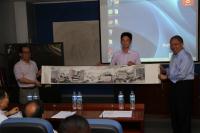 Prof. Chan Wai-yee presents souvenir to the representative of KIZ